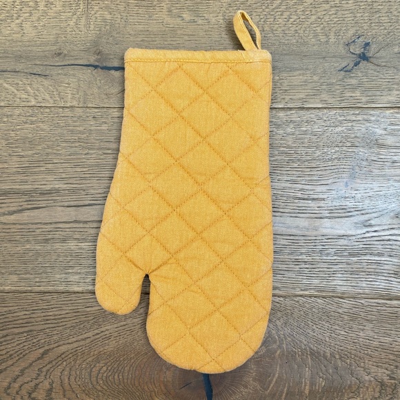 Danica Heirloom - Oven Mitt, Ochre - Picture 3 of 5